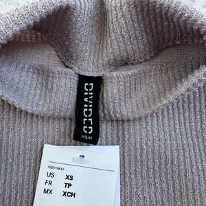 H&M Divided Ribbed Knit Top in Light Gray